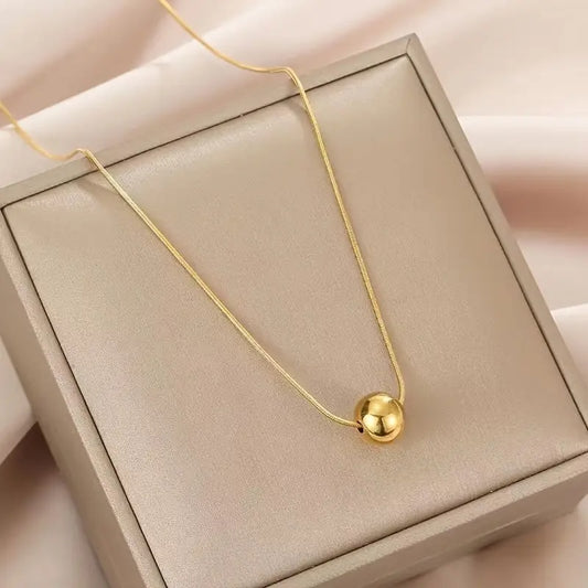 Minimalistische Schlangenkette mit Goldkugel-Anhänger
